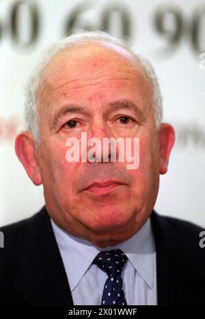 Foto del file del 06/04/99, di Sir Paul Fox, presidente del Comitato di emergenza per le catastrofi (DEC), partecipa a una conferenza stampa in cui dodici delle principali agenzie di aiuto del Regno Unito hanno lanciato un appello nazionale per aiutare le centinaia di migliaia di persone colpite dalla crisi nei Balcani. L'ex dirigente della BBC Sir Paul Fox è morto all'età di 98 anni, la società ha annunciato a nome della sua famiglia. Data di pubblicazione: Martedì 9 aprile 2024. Foto Stock