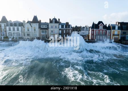 Saint Malo, Francia. 09 aprile 2024. © PHOTOPQR/OUEST FRANCE/Thomas Brégardis/Ouest-France ; Saint-Malo ; 09/04/2024 ; Saint-Malo (35) Passage de la Tempête Pierrick ce mardi 9 avril lors de la pleine mer (coefficiente 112 à 8h31) Au niveau de la plage du Sillon Thomas Brégardis/Ouest-France Saint Malo, Francia, 9 aprile 2024 la tempesta Pierrick colpisce le coste della Bretagna francese Credit: MAXPPP/Alamy Live News Foto Stock