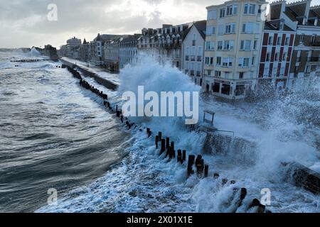 Saint Malo, Francia. 09 aprile 2024. © PHOTOPQR/OUEST FRANCE/Thomas Brégardis/Ouest-France ; Saint-Malo ; 09/04/2024 ; Saint-Malo (35) Passage de la Tempête Pierrick ce mardi 9 avril lors de la pleine mer (coefficiente 112 à 8h31) Au niveau de la plage du Sillon Thomas Brégardis/Ouest-France Saint Malo, Francia, 9 aprile 2024 la tempesta Pierrick colpisce le coste della Bretagna francese Credit: MAXPPP/Alamy Live News Foto Stock