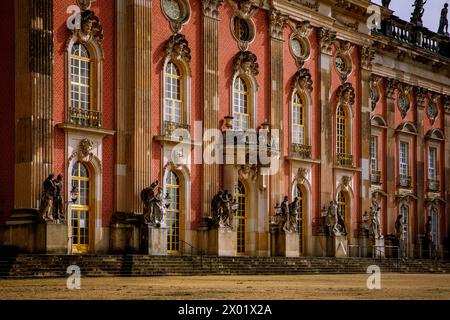 Statue in facciata del nuovo Palazzo situato nel Parco reale di Sanssouci a Potsdam, Germania. Foto Stock