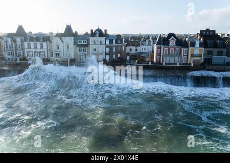 Saint Malo, Francia. 09 aprile 2024. © PHOTOPQR/OUEST FRANCE/Thomas Brégardis/Ouest-France ; Saint-Malo ; 09/04/2024 ; Saint-Malo (35) Passage de la Tempête Pierrick ce mardi 9 avril lors de la pleine mer (coefficiente 112 à 8h31) Au niveau de la plage du Sillon Thomas Brégardis/Ouest-France Saint Malo, Francia, 9 aprile 2024 la tempesta Pierrick colpisce le coste della Bretagna francese Credit: MAXPPP/Alamy Live News Foto Stock