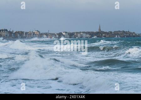 Saint Malo, Francia. 09 aprile 2024. © PHOTOPQR/OUEST FRANCE/Thomas Brégardis/Ouest-France ; Saint-Malo ; 09/04/2024 ; Saint-Malo (35) Passage de la Tempête Pierrick ce mardi 9 avril lors de la pleine mer (coefficiente 112 à 8h31) Thomas Brégardis/Ouest-France Saint Malo, Francia, 9 aprile 2024 la tempesta Pierrick colpisce le coste francesi della Bretagna credito: MAXPPP/Alamy Live News Foto Stock