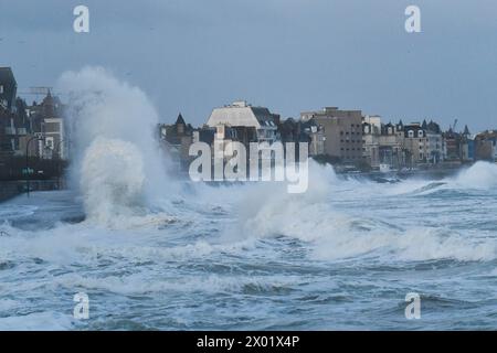 Saint Malo, Francia. 09 aprile 2024. © PHOTOPQR/OUEST FRANCE/Thomas Brégardis/Ouest-France ; Saint-Malo ; 09/04/2024 ; Saint-Malo (35) Passage de la Tempête Pierrick ce mardi 9 avril lors de la pleine mer (coefficiente 112 à 8h31) Au niveau de la plage de la Hoguette Thomas Brégardis/Ouest-France Saint Malo, Francia, 9 aprile 2024 la tempesta Pierrick colpisce le coste della Bretagna francese Credit: MAXPPP/Alamy Live News Foto Stock