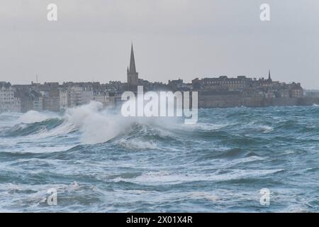 Saint Malo, Francia. 09 aprile 2024. © PHOTOPQR/OUEST FRANCE/Thomas Brégardis/Ouest-France ; Saint-Malo ; 09/04/2024 ; Saint-Malo (35) Passage de la Tempête Pierrick ce mardi 9 avril lors de la pleine mer (coefficiente 112 à 8h31) Thomas Brégardis/Ouest-France Saint Malo, Francia, 9 aprile 2024 la tempesta Pierrick colpisce le coste francesi della Bretagna credito: MAXPPP/Alamy Live News Foto Stock