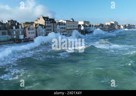 Saint Malo, Francia. 09 aprile 2024. © PHOTOPQR/OUEST FRANCE/Thomas Brégardis/Ouest-France ; Saint-Malo ; 09/04/2024 ; Saint-Malo (35) Passage de la Tempête Pierrick ce mardi 9 avril lors de la pleine mer (coefficiente 112 à 8h31) Au niveau de la plage du Sillon Thomas Brégardis/Ouest-France Saint Malo, Francia, 9 aprile 2024 la tempesta Pierrick colpisce le coste della Bretagna francese Credit: MAXPPP/Alamy Live News Foto Stock