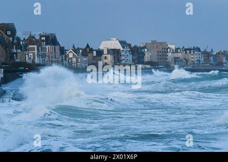 Saint Malo, Francia. 09 aprile 2024. © PHOTOPQR/OUEST FRANCE/Thomas Brégardis/Ouest-France ; Saint-Malo ; 09/04/2024 ; Saint-Malo (35) Passage de la Tempête Pierrick ce mardi 9 avril lors de la pleine mer (coefficiente 112 à 8h31) Au niveau de la plage de la Hoguette Thomas Brégardis/Ouest-France Saint Malo, Francia, 9 aprile 2024 la tempesta Pierrick colpisce le coste della Bretagna francese Credit: MAXPPP/Alamy Live News Foto Stock