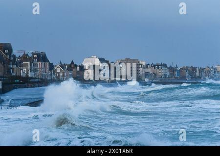 Saint Malo, Francia. 09 aprile 2024. © PHOTOPQR/OUEST FRANCE/Thomas Brégardis/Ouest-France ; Saint-Malo ; 09/04/2024 ; Saint-Malo (35) Passage de la Tempête Pierrick ce mardi 9 avril lors de la pleine mer (coefficiente 112 à 8h31) Au niveau de la plage de la Hoguette Thomas Brégardis/Ouest-France Saint Malo, Francia, 9 aprile 2024 la tempesta Pierrick colpisce le coste della Bretagna francese Credit: MAXPPP/Alamy Live News Foto Stock