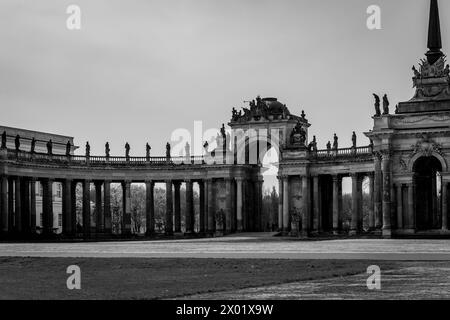 Colonna simmetrica con l'arco centrale in stile barocco. Bianco e nero Foto Stock