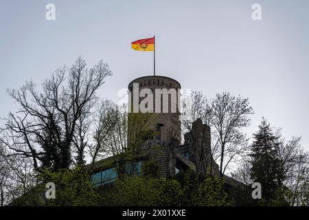 Godesburg a Bonn-Bad Godesberg. Blick auf den Turm der Godesburg a Bad Godesberg mit der wehenden Flagge des Landes Nord-Rhein Westfalen. Der Name lautet eigentlich Burg Godesberg. Die Burg wurde im Jahr 722 unter als Wotansberg urkundlich niedergeschrieben. Bonn Nordrhein-Westfalen Deutschland *** Castello di Godesburg a Bonn Bad Godesberg Vista della torre del Castello di Godesburg a Bad Godesberg con la bandiera ondeggiante dello stato della Renania settentrionale-Vestfalia il nome è in realtà Castello di Godesberg il castello è stato documentato per la prima volta nel 722 come Wotansberg Bonn Renania settentrionale-Vestfalia Germania Foto Stock