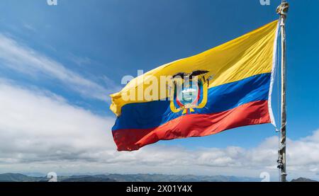 Fahnen, Die Nationalfahne von Ecuador lusinghiero im Wind 1f-4802260 Foto Stock