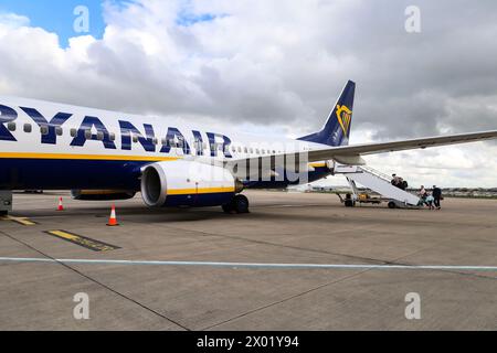 Bristol, Inghilterra - 29 marzo 2024: I passeggeri si imbarcano sull'aereo della compagnia Ryanair all'aeroporto di Bristol in una giornata nuvolosa Foto Stock