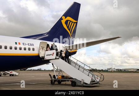 Bristol, Inghilterra - 29 marzo 2024: I passeggeri si imbarcano sull'aereo della compagnia Ryanair all'aeroporto di Bristol in una giornata nuvolosa Foto Stock