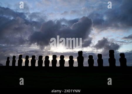 Isola di Pasqua. 5 aprile 2024. Questa foto scattata il 5 aprile 2024 mostra le statue di pietra Moai sull'isola di Pasqua del Cile. L'Isola di Pasqua, conosciuta per le sue gigantesche teste scolpite in pietra che si affacciano sul mare, si trova nel punto più meridionale del Triangolo Polinesiano nel Pacifico meridionale ed è considerata una delle regioni abitate più remote del mondo. Crediti: Zhu Yubo/Xinhua/Alamy Live News Foto Stock