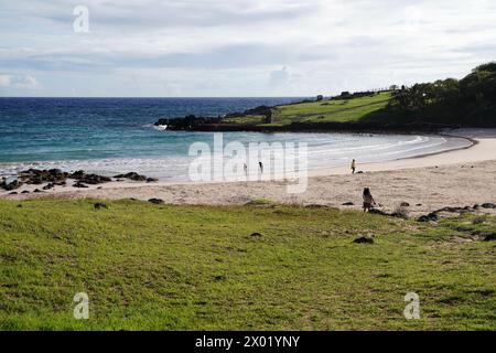 Isola di Pasqua. 5 aprile 2024. Questa foto scattata il 5 aprile 2024 mostra un paesaggio sulla spiaggia dell'isola di Pasqua del Cile. L'Isola di Pasqua, conosciuta per le sue gigantesche teste scolpite in pietra che si affacciano sul mare, si trova nel punto più meridionale del Triangolo Polinesiano nel Pacifico meridionale ed è considerata una delle regioni abitate più remote del mondo. Crediti: Zhu Yubo/Xinhua/Alamy Live News Foto Stock