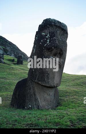 Isola di Pasqua. 5 aprile 2024. Questa foto scattata il 5 aprile 2024 mostra una statua di pietra Moai sull'isola di Pasqua del Cile. L'Isola di Pasqua, conosciuta per le sue gigantesche teste scolpite in pietra che si affacciano sul mare, si trova nel punto più meridionale del Triangolo Polinesiano nel Pacifico meridionale ed è considerata una delle regioni abitate più remote del mondo. Crediti: Zhu Yubo/Xinhua/Alamy Live News Foto Stock