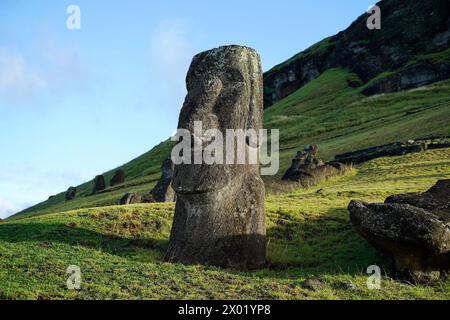 Isola di Pasqua. 5 aprile 2024. Questa foto scattata il 5 aprile 2024 mostra una statua di pietra Moai sull'isola di Pasqua del Cile. L'Isola di Pasqua, conosciuta per le sue gigantesche teste scolpite in pietra che si affacciano sul mare, si trova nel punto più meridionale del Triangolo Polinesiano nel Pacifico meridionale ed è considerata una delle regioni abitate più remote del mondo. Crediti: Zhu Yubo/Xinhua/Alamy Live News Foto Stock