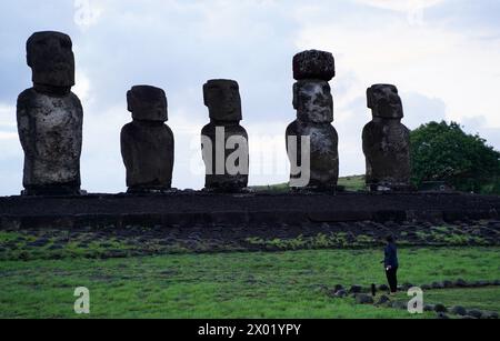 Isola di Pasqua. 5 aprile 2024. Questa foto scattata il 5 aprile 2024 mostra le statue di pietra Moai sull'isola di Pasqua del Cile. L'Isola di Pasqua, conosciuta per le sue gigantesche teste scolpite in pietra che si affacciano sul mare, si trova nel punto più meridionale del Triangolo Polinesiano nel Pacifico meridionale ed è considerata una delle regioni abitate più remote del mondo. Crediti: Zhu Yubo/Xinhua/Alamy Live News Foto Stock