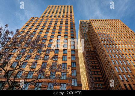 Amsterdam, Paesi Bassi, 07.04.2024, Amsterdam Symphony Office, due grattacieli arancioni nel quartiere Zuidas progettati dall'architetto Pi de Bruijn Foto Stock
