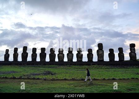 Isola di Pasqua. 5 aprile 2024. Questa foto scattata il 5 aprile 2024 mostra le statue di pietra Moai sull'isola di Pasqua del Cile. L'Isola di Pasqua, conosciuta per le sue gigantesche teste scolpite in pietra che si affacciano sul mare, si trova nel punto più meridionale del Triangolo Polinesiano nel Pacifico meridionale ed è considerata una delle regioni abitate più remote del mondo. Crediti: Zhu Yubo/Xinhua/Alamy Live News Foto Stock