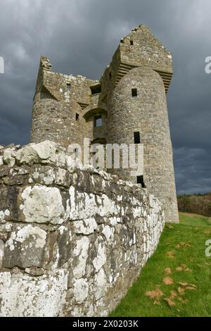 Porta rotonda doppia torreggiata del Castello di Monea. Monea, Contea di Fermanagh, Irlanda del Nord Foto Stock