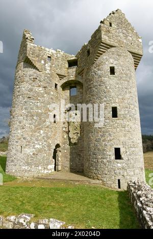 Porta rotonda doppia torreggiata del Castello di Monea. Monea, Contea di Fermanagh, Irlanda del Nord Foto Stock