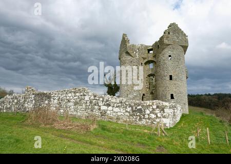 Porta rotonda doppia torreggiata del Castello di Monea. Monea, Contea di Fermanagh, Irlanda del Nord Foto Stock