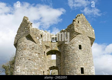 Caphouse sulla porta doppia torreggiata del Castello di Monea. Monea, Contea di Fermanagh, Irlanda del Nord Foto Stock