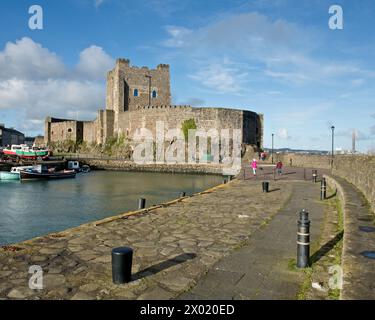 Castello di Carrickfergus e passaggio pedonale del porto. Carrickfergus, Antrim, Irlanda del Nord Foto Stock