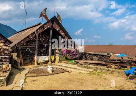 Case tradizionali del villaggio di Naga a Kigwema nel Nagaland, India Foto Stock