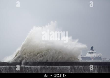 Francia. 09 aprile 2024. Boulogne-sur-mer, le 9 avril 2024. Depressione Pierrick. FOTO JOHAN BEN AZZOUZ LA VOIX DU NORD tempete Pierrick Boulogne sur Mer Francia, 9 aprile 2024 la tempesta Pierrick colpisce le coste della Francia settentrionale Credit: MAXPPP/Alamy Live News Foto Stock