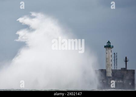 Francia. 09 aprile 2024. Boulogne-sur-mer, le 9 avril 2024. Depressione Pierrick. FOTO JOHAN BEN AZZOUZ LA VOIX DU NORD tempete Pierrick Boulogne sur Mer Francia, 9 aprile 2024 la tempesta Pierrick colpisce le coste della Francia settentrionale Credit: MAXPPP/Alamy Live News Foto Stock