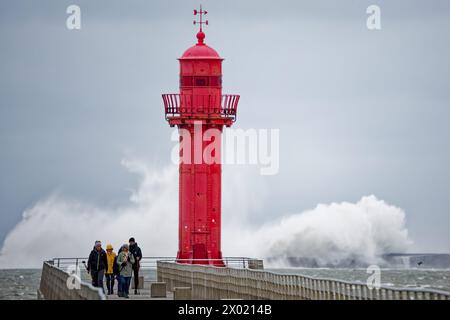 Francia. 09 aprile 2024. Boulogne-sur-mer, le 9 avril 2024. Depressione Pierrick. FOTO JOHAN BEN AZZOUZ LA VOIX DU NORD tempete Pierrick Boulogne sur Mer Francia, 9 aprile 2024 la tempesta Pierrick colpisce le coste della Francia settentrionale Credit: MAXPPP/Alamy Live News Foto Stock