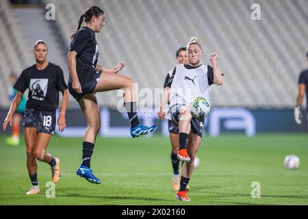 Christchurch, nuova Zelanda, 9 aprile 2024: CJ Bott (a destra) batte il suo compagno di squadra al pallone in allenamento davanti all'amichevole internazionale tra nuova Zelanda e Thailandia all'Apollo Projects Stadium di Christchurch, nuova Zelanda. Crediti: James Foy / Alamy Live News Foto Stock