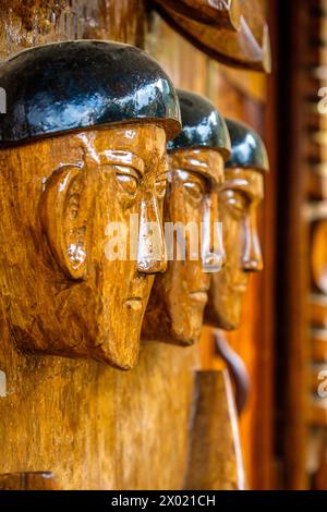 Sculture decorative tradizionali a Kigwema, un villaggio di Naga nel Nagaland, India Foto Stock