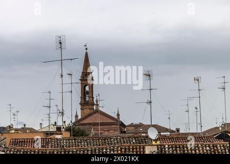 Innumerevoli antenne sopra i tetti di Comacchio, Italia Foto Stock