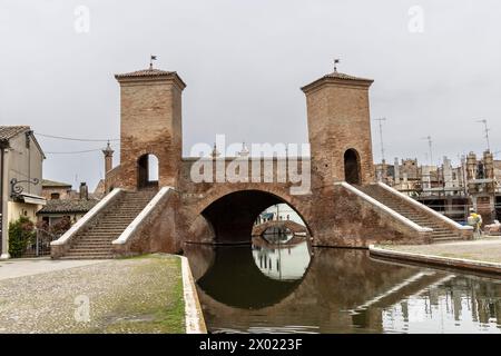 Comacchio, Ferrara, Italia: 3 aprile 2024: Paesaggio urbano di Chomacchio con i suoi famosi ponti in una giornata nuvolosa Foto Stock