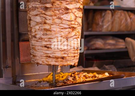 Il primo piano di carne grigliata su una griglia verticale viene utilizzato nel tradizionale kebab o shawarma di Street food Foto Stock