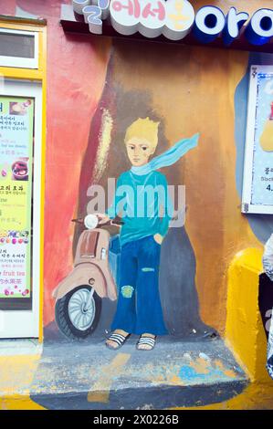 Pittura a basso prezzo nel villaggio culturale di Gamcheon, una città di Gamcheon-dong, distretto di Saha a Busan, Corea del Sud. Foto Stock