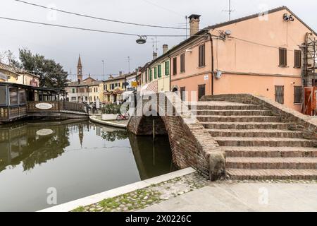 Comacchio, Ferrara, Italia: 3 aprile 2024: Paesaggio urbano di Chomacchio con i suoi famosi ponti in una giornata nuvolosa Foto Stock