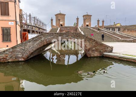 Comacchio, Ferrara, Italia: 3 aprile 2024: Paesaggio urbano di Chomacchio con i suoi famosi ponti in una giornata nuvolosa Foto Stock