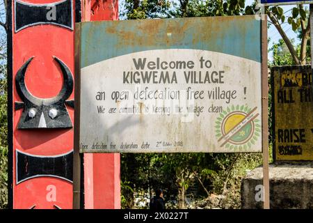 Villaggio di Kigwema, Nagaland, India: Un cartello che dichiara l'area come un "villaggio libero da defecazione" Foto Stock