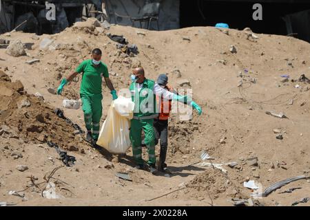 Gaza. 8 aprile 2024. Il personale medico lavora vicino all'ospedale al-Shifa nella città di Gaza, 8 aprile 2024. Crediti: Mohammed Ali/Xinhua/Alamy Live News Foto Stock