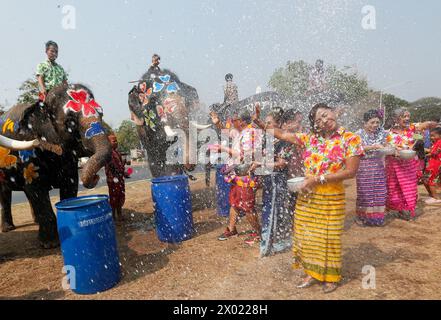 Ayutthaya, Thailandia. 09 aprile 2024. Gli elefanti spruzzano la gente con acqua durante la celebrazione del Songkran Water Festival nella provincia di Ayutthaya, a nord di Bangkok. L'evento si è tenuto per promuovere il turismo in Thailandia. Credito: SOPA Images Limited/Alamy Live News Foto Stock