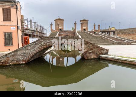 Comacchio, Ferrara, Italia: 3 aprile 2024: Paesaggio urbano di Chomacchio con i suoi famosi ponti in una giornata nuvolosa Foto Stock