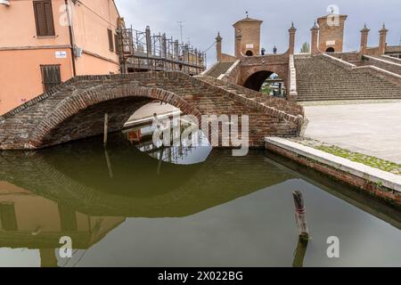 Comacchio, Ferrara, Italia: 3 aprile 2024: Paesaggio urbano di Chomacchio con i suoi famosi ponti in una giornata nuvolosa Foto Stock