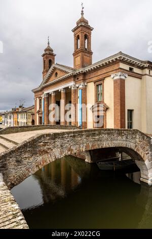 Comacchio, Ferrara, Italia: 3 aprile 2024: Paesaggio urbano di Chomacchio con i suoi famosi ponti in una giornata nuvolosa Foto Stock