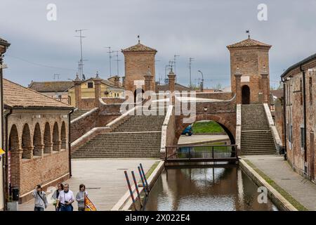 Comacchio, Ferrara, Italia: 3 aprile 2024: Paesaggio urbano di Chomacchio con i suoi famosi ponti in una giornata nuvolosa Foto Stock