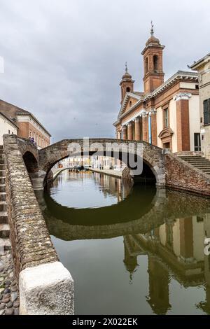 Comacchio, Ferrara, Italia: 3 aprile 2024: Paesaggio urbano di Chomacchio con i suoi famosi ponti in una giornata nuvolosa Foto Stock