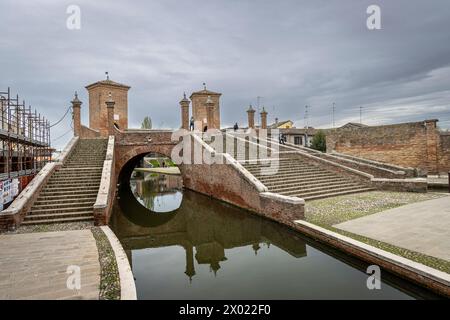 Comacchio, Ferrara, Italia: 3 aprile 2024: Paesaggio urbano di Chomacchio con i suoi famosi ponti in una giornata nuvolosa Foto Stock