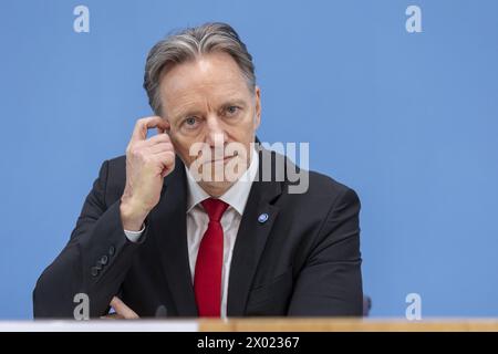 Holger Muench, Praesident des Bundeskriminalamtes, aufgenommen im Rahmen der Bundespressekonferenz zur Vorstellung der Polizeilichen Kriminalstatistik 2023 a Berlino, 09.04.2024. Berlin Deutschland *** Holger Muench, Presidente dell'Ufficio federale di polizia criminale, registrato alla Conferenza stampa federale sulla presentazione delle statistiche sulla criminalità di polizia 2023 a Berlino, 09 04 2024 Berlino Germania Copyright: xLorenzxHuterxphotothek.dex Foto Stock